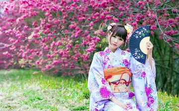 цветущая сакура, японка в кимоно