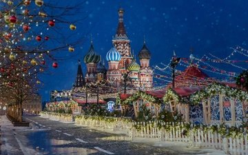 деревья, снег, новый год, шары, храм, зима, собор, москва, иллюминация, храм василия блаженного, улица, шарики, россия, гирлянды, красная площадь