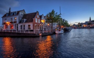 вечер, река, город, лодки, дома, сумерки, освещение, нидерланды, харлем, спарне