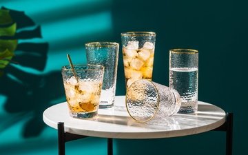стекло • листья • свет • стол • бокалы • ложка • коктейль • тени • стаканы • напиток • столик • кубики льда • прохладительный