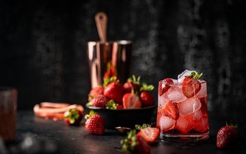 стакан • ягоды • клубника
